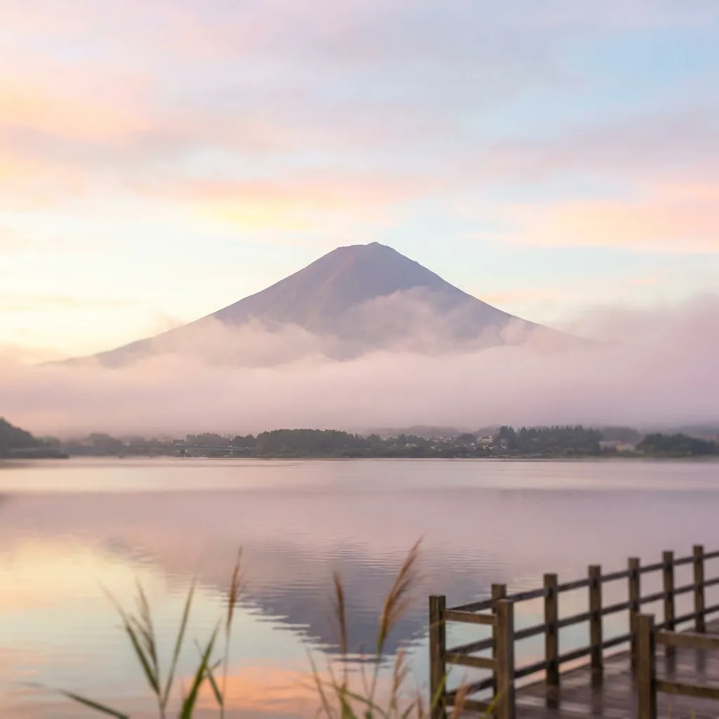 投稿の例:湖の向こうに見える夜明けの富士山